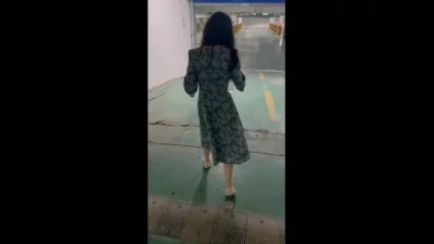 被我带去酒店内射了。老公还在家里等着做饭！